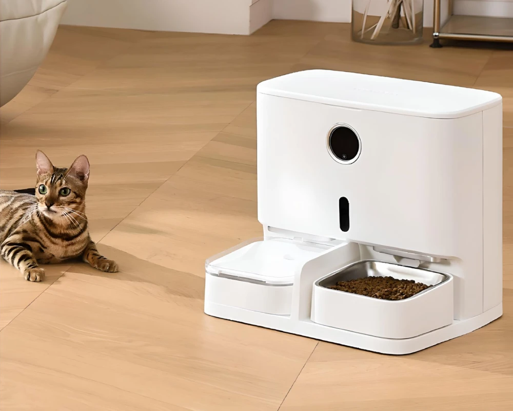 automatic feeder with camera